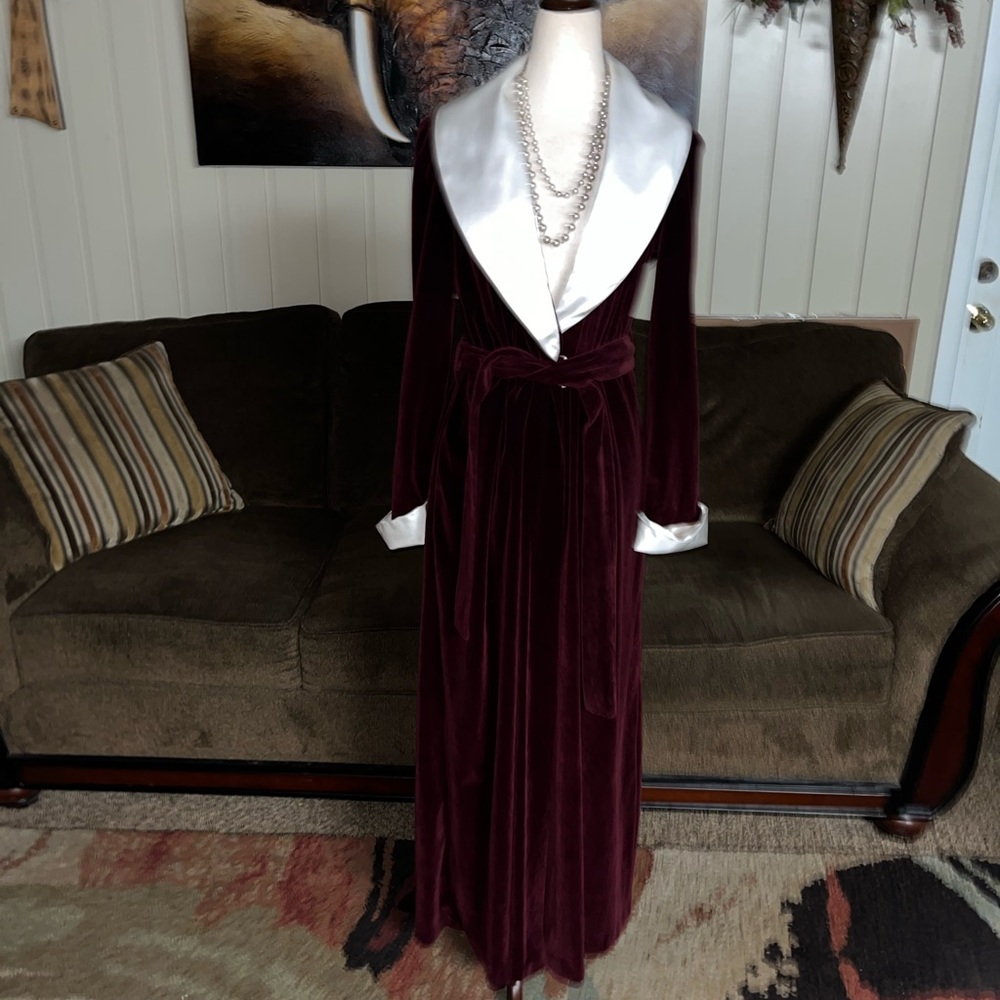 Vtg~”Georgette Trabolsi” Size Small Burgundy Velvet Robe